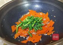Illustration of how to stir-fry carrots with garlic sprouts and minced meat 7
