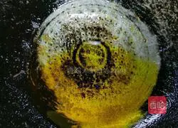 Illustration of how to make braised prawns, a must-have for the Chinese New Year