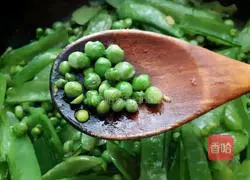 Illustration of how to make scrambled peas and eggs 6