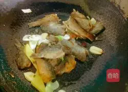 Illustration of how to make crucian carp white jade soup 6
