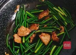 Ham and garlic sprouts Illustration of how to make fried pork 5