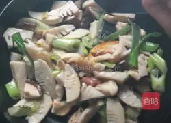 Illustration of how to stir-fry winter bamboo shoots with mushrooms 5