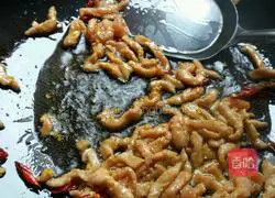 Illustration of how to make fried shredded pork with chives 7