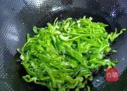 Illustration of how to make scrambled eggs with green pepper and fungus 5