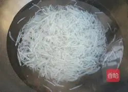 Illustration of how to make small whitebait scrambled eggs 1