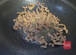 Illustration of how to make shredded beef and fried lettuce slices 5