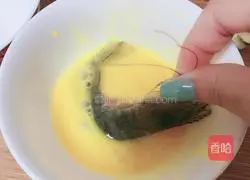 Illustration of how to make honey tomato prawns 2