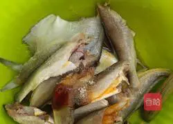 Illustration of how to make small fried fish 2