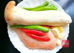 Illustration of how to cook diced chicken with king oyster mushrooms 3