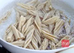 Illustration of how to make celery mixed with yuba 4