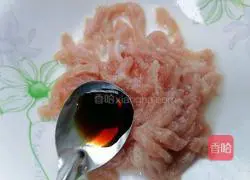 Illustration of how to make fried shredded pork with chives 3