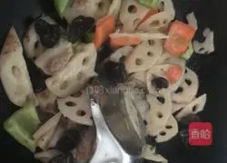 Illustration of how to make fried meat with lotus root and fungus 8