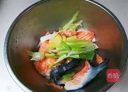 Illustration of how to make salmon bones with green onions 12