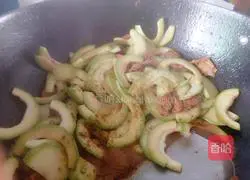 Illustration of how to make zucchini and fried pork slices 8