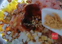Illustration of how to make duck egg yolk glutinous rice meatballs 3