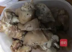 Illustration of how to cook pork trotters with Laba garlic 1