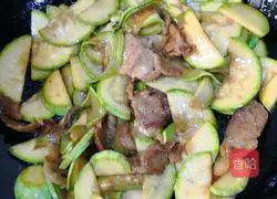 Illustration of how to stir-fry zucchini with meat 7