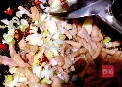 Illustration of how to make shredded pork with garlic sprouts 4