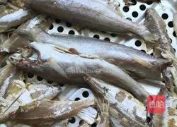 Illustration of how to make black bean yellow croaker 2