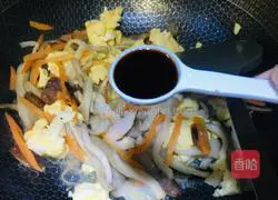 Stir-fried sausage and oyster mushrooms Illustration of how to make eggs 7