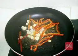 Illustration of how to make spicy fried kelp shreds 5