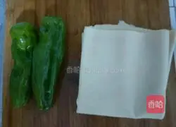 Illustration of how to make fried tofu skin with green pepper 1
