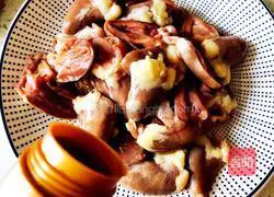 Illustration of how to stir-fry chicken hearts with green garlic sprouts 7