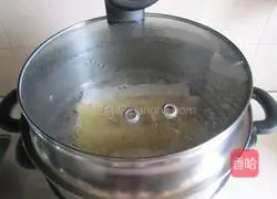 Illustration of how to make golden egg rolls 7