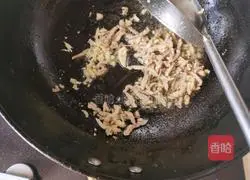 Illustration of how to stir-fry shredded pork with garlic moss 6