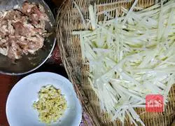 Illustration of how to make shredded potato and pork 4