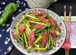 Illustration of how to make fried sausage with garlic sprouts 8