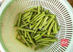 Illustration of how to make fried long beans with minced meat 2