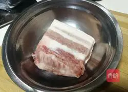 Illustration of how to make pork with pickles and vegetables 1