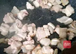 Illustration of how to stir-fry pork belly with green beans 3