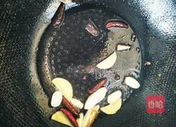 Illustration of how to cook cuttlefish in a dry pot 5