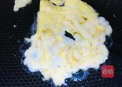 Illustration of how to make sausage, oyster mushrooms and scrambled eggs 2