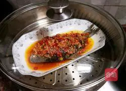 Illustration of how to make crucian carp with chopped pepper 11
