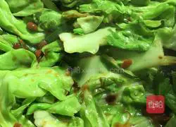 Illustration of how to make hand-shredded cabbage and stir-fry Macau roast pork 8