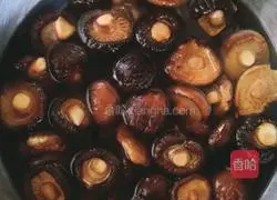 Illustration of chicken stewed with mushrooms 2