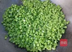 Illustration of how to make fried beans and eggs 6