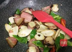 Illustration of how to stir-fry bacon with king oyster mushrooms 16