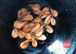 The shrimp is cooked in oil.Illustration of how to make shrimp 7