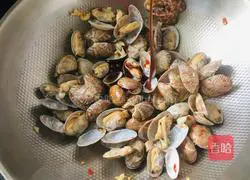 Illustration of how to make spicy clams 4