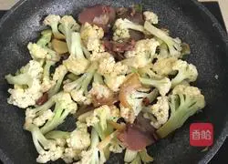 Dry Illustration of how to make stir-fried pork and cauliflower 9