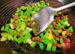 Illustration of how to make stir-fried beef tendons with celery 14