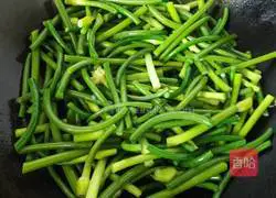 Illustration of how to stir-fry diced chicken with garlic sprouts 9