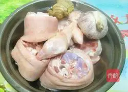 Illustration of how to make braised pork trotters with peanuts 1