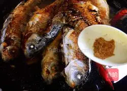 Illustration of how to cook crucian carp 11