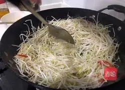 The flowers are red and the willows are green~Illustration of how to make scrambled eggs with chives and bean sprouts 1