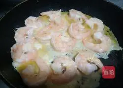 Illustration of how to fry shrimps with crushed black pepper 10